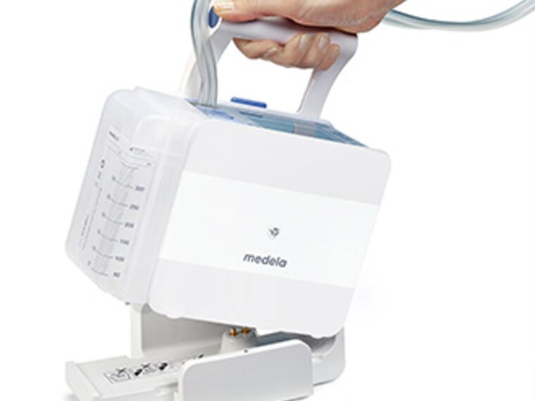 Eine Medela Thopaz Plus wird in ihre Dockingstation eingesetzt.