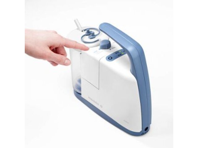 A person points to the Vacuum Regulator knob from the side of the Clario airway suction pump.