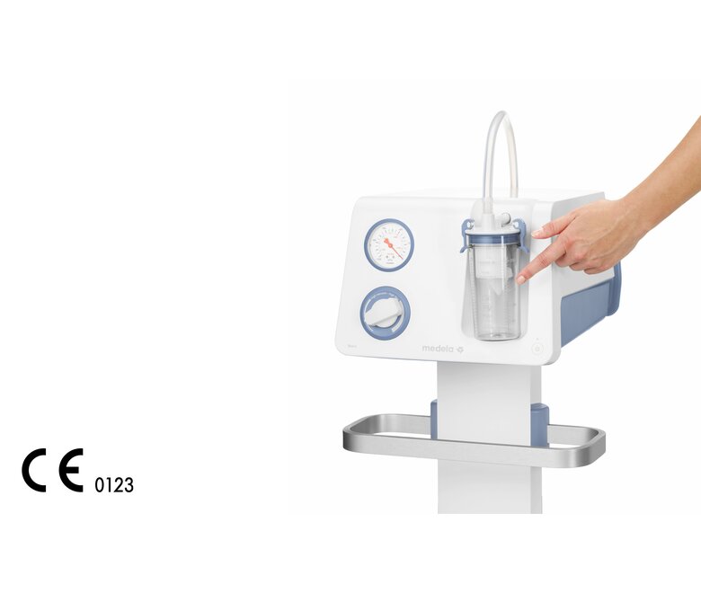 Een hand wijst naar de Safety Set op een Medela Mobile Basic chirurgische afzuigpomp.