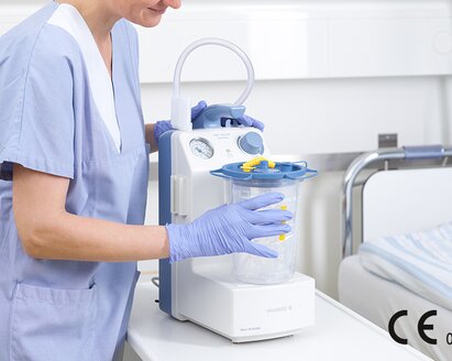 Personnel hospitalier utilisant Pompes d'aspiration portatives Vario 18