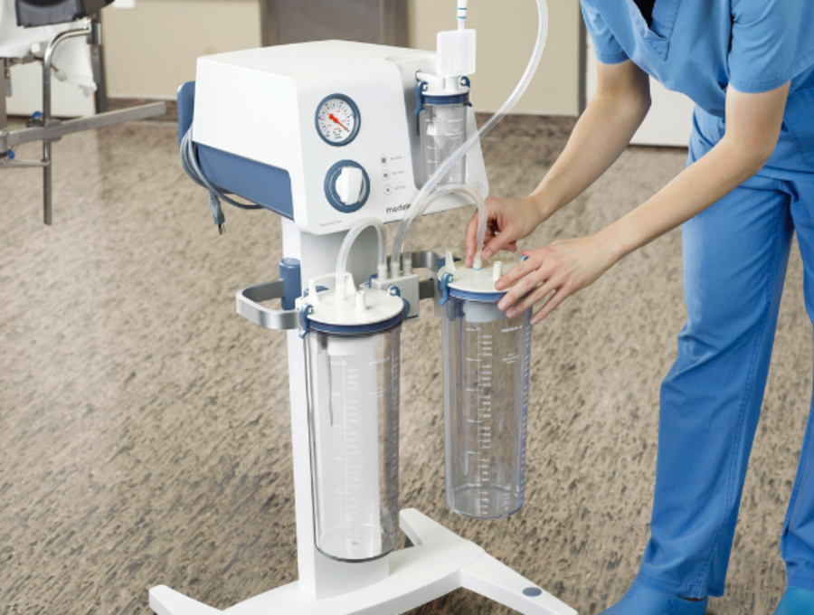 Un médecin dans un hôpital utilisant un système de collecte réutilisable (RCS) de Medela.