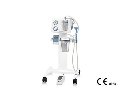 Ein vakuumunterstütztes Entbindungssystem von Medela, ausgestattet mit einem Apgar-Timer, einem Fußschalter für freihändiges Saugen und anderem Zubehör.