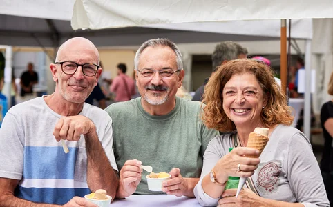 Due uomini e una donna che si godono un gelato insieme.
