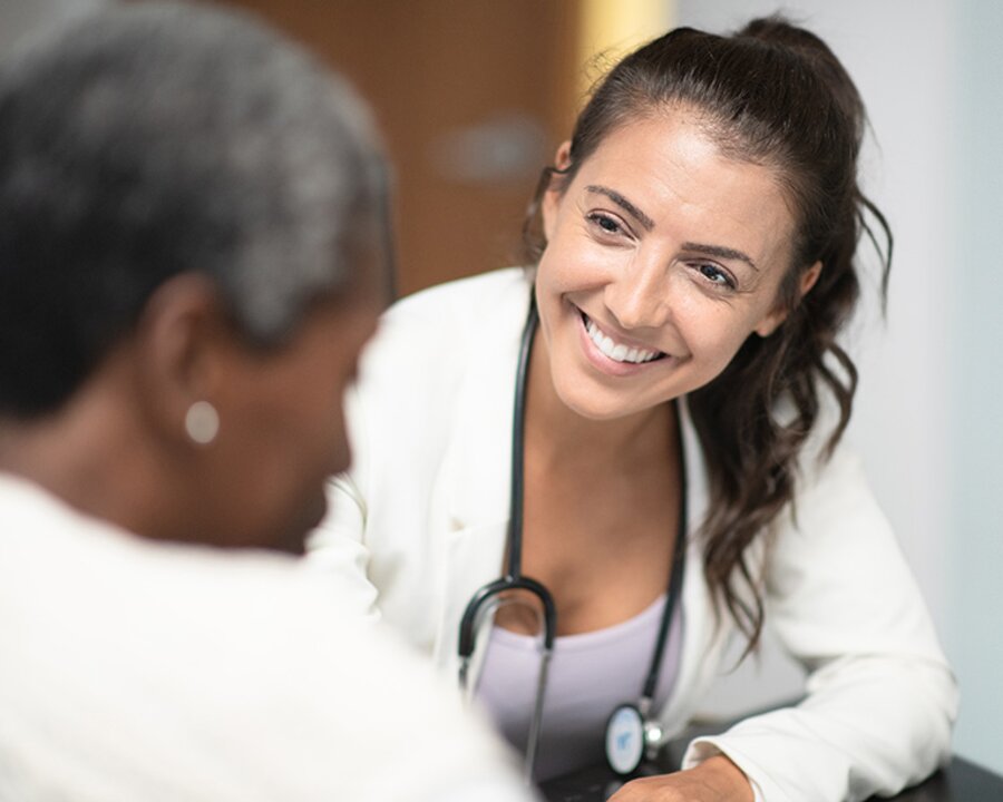 Profissional de saúde a falar com um doente