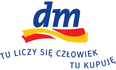 Logo firmy „dm.pl”, sprzedawcy detalicznego Medela w Polsce. Zawiera tekst: „liczy się osoba, która u nas kupuje”.