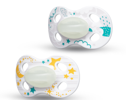 Der Medela NIGHT & NIGHT Schnuller mit Waldtiermotiven, x2. Mit dem Symbol und Text „Swiss Made“.