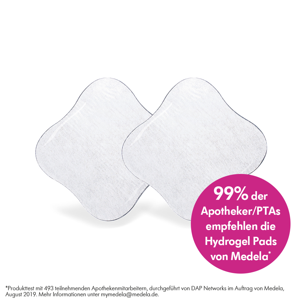 Zwei Medela Hydrogel Pads mit Text: „99% der Apotheker/PTAs emphehlen die Hydrogel Pads von Medela*“. Es gibt auch ein Sternchen mit Text an der Unterseite: „Produkttest mit 493 teilnehmenden Apothekenmitarbeitern, durchgeführt von DAP Networks im Auftrag von Medela, August 2019. Mehr Informationen unter mymedela@medela.de.„