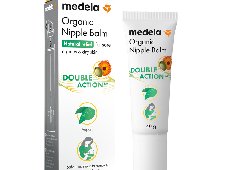 Un tubetto da 40 g di crema per capezzoli biologica di Medela accanto alla confezione di vendita.