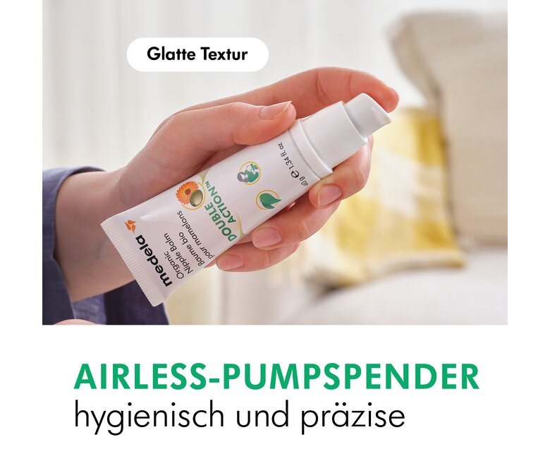 Eine 40g Medela Organic Nipple Cream mit abgenommener Kappe, die die luftlose Pumpe zeigt, mit der die Creme verteilt wird. Text im Untertitel: „ Glatte Textur“, „Airless-Pumpspender - Hygienisch und präzise“.