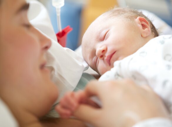 Bild einer Mutter mit ihrem Neugeborenen und Anleitung von Medela zu wichtigen Tipps für den Beginn des Stillens und für einen guten Start.