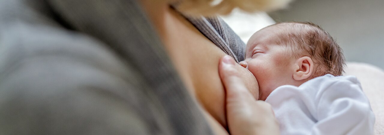 Een moeder geeft haar premature baby borstvoeding.