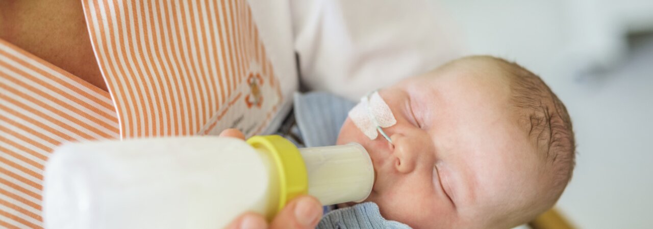 Une infirmière nourrit un bébé avec un biberon SpecialNeeds de Medela