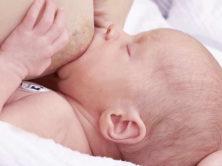 Nahaufnahme eines stillenden Babys.