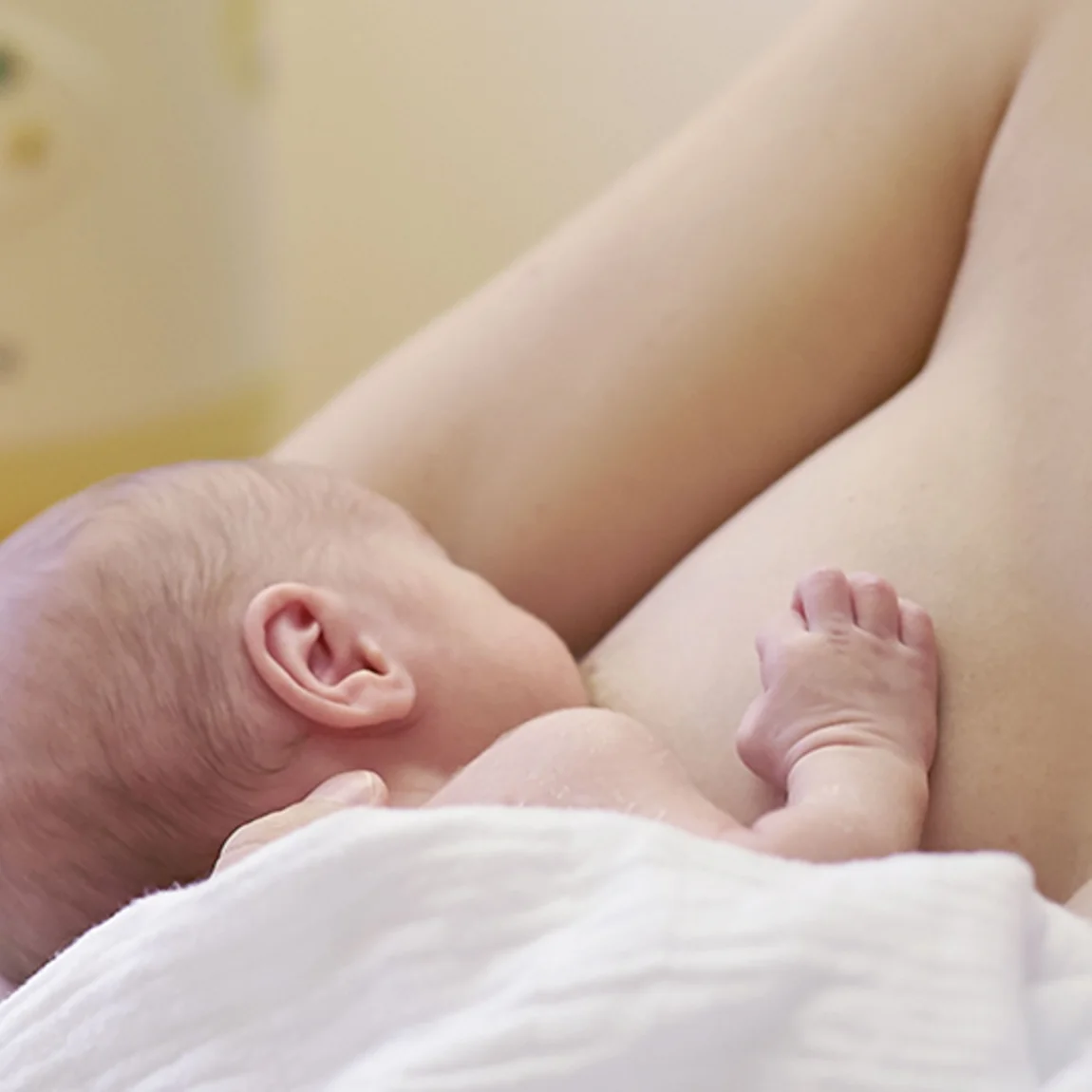 Close-up van een moeder die haar baby borstvoeding geeft.
