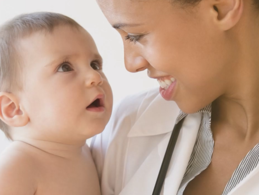 A female healthcare professional holding a baby | © Medela AG