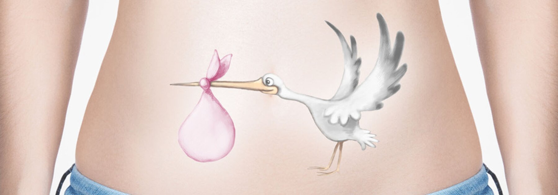 Vor dem Bauch einer Frau erscheint eine Illustration eines Storchs, der ein rosa Bündel trägt.
