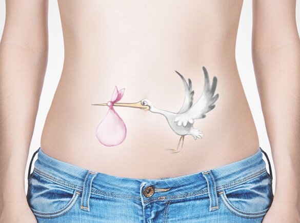 Vor dem Bauch einer Frau erscheint eine Illustration eines Storchs, der ein rosa Bündel trägt.