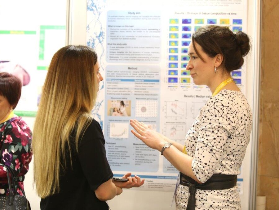 Guests in conversation during a Medela symposium.